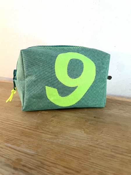 Kosmetiktasche grün eckig mit Zahl